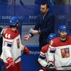 Trenér Filip Pešán debatuje s Matějem Stránským během zápasu Česko - Rusko na ZOH 2022 v Pekingu