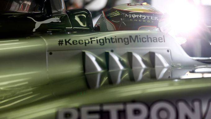 Slogan "Keep fighting Michael" opět ovládnul sociální sítě.