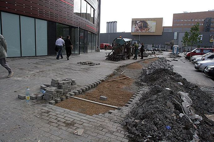 Hotový není ani chodník před stadionem.