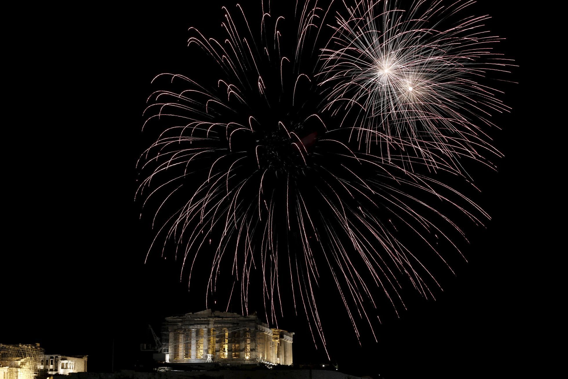 Přivítání roku 2016 nad Akropolí v Aténách.