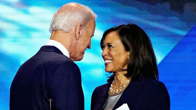 Joe Biden hned po vítězství v primárkách v březnu 2020 oznámil, že jeho kandidátkou na prezidentku bude žena. V srpnu si vybral kalifornskou senátorku Kamalu Harrisovou.