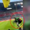 Paraglidista Greenpeace zranil na stadionu v Mnichově několik lidí.