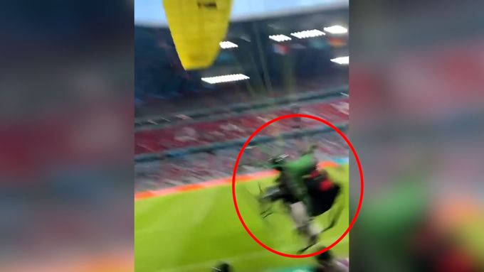 Paraglidista Greenpeace zranil na stadionu v Mnichově několik lidí.