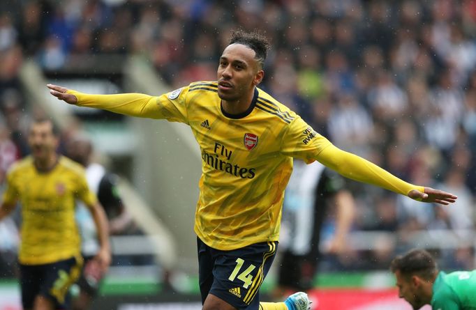 Útočník Arsenalu Pierre-Emerick Aubameyang slaví gól, kterým rozhodl o vítězství v Newcastlu