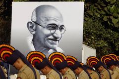 Zloději v Indii ukradli popel Mahátmy Gándhího v den, kdy by oslavil 150. narozeniny