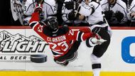 Jarret Stoll sráží Davida Clarksona během druhého utkání finále play-off NHL mezi New Jersey Devils a Los Angeles Kings. Utkání začalo velkým nasazením z obou stran.