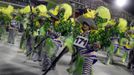 Revellers of Sao Clemente samba school participate on the second night of the annual Carnival parade in Rio de Janeiro's Sambadrome, February 11, 2013. REUTERS/Pilar Olivares (BRAZIL - Tags: SOCIETY) Published: Úno. 12, 2013, 12:41 dop.