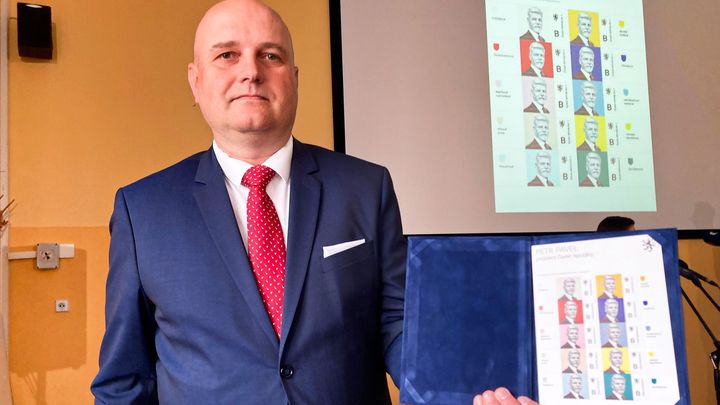 Prezident Pavel představil svůj portrét i známku v deseti barvách. Dříve se jí bránil