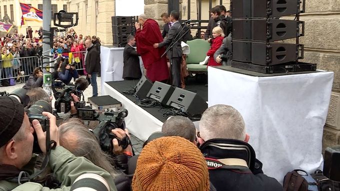 Záběry z přivítání dalajlámy v Praze.