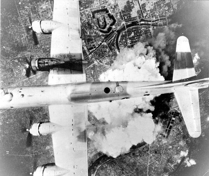 Boeing B-29A-45-BN Superfortress při bombardování japonského města Ósaka. Před svžením atomových bomb Američané podobných útoků konvečními zbraněmi provedli tisíce.