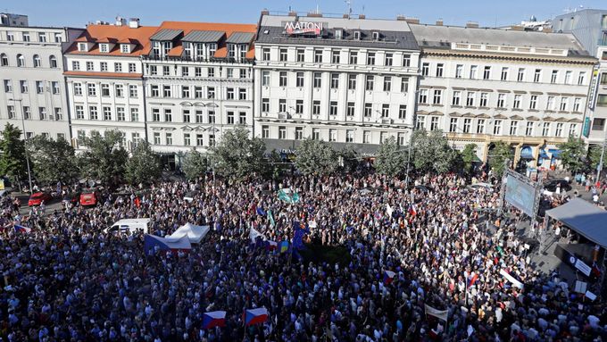 Demonstrace proti Andreji Babišovi a komunistům 5. června na Václavském náměstí