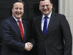 Spiklenci před summitem. Britský premiér David Cameron a Petr Nečas v Downing Street 10.