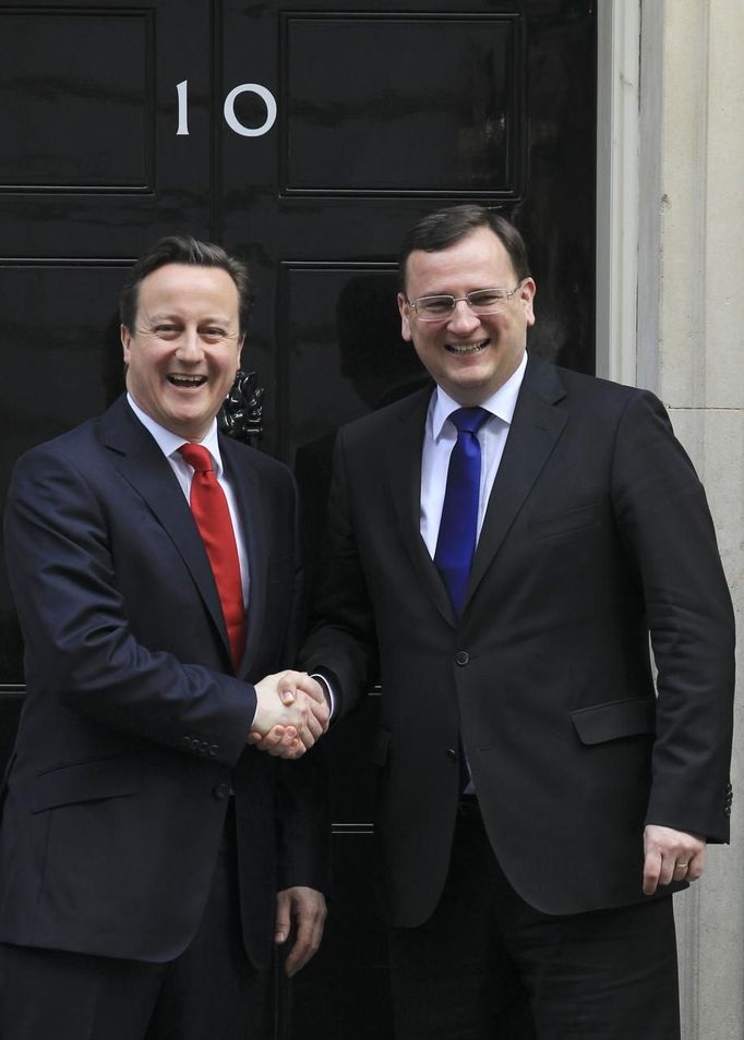 Spiklenci před summitem. Britský premiér David Cameron a Petr Nečas v Downing Street 10.