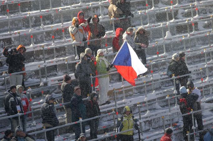 Fanoušci na MS v Liberci: česká vlajka na poloprázdné tribuně v areálu pod Ještědem.