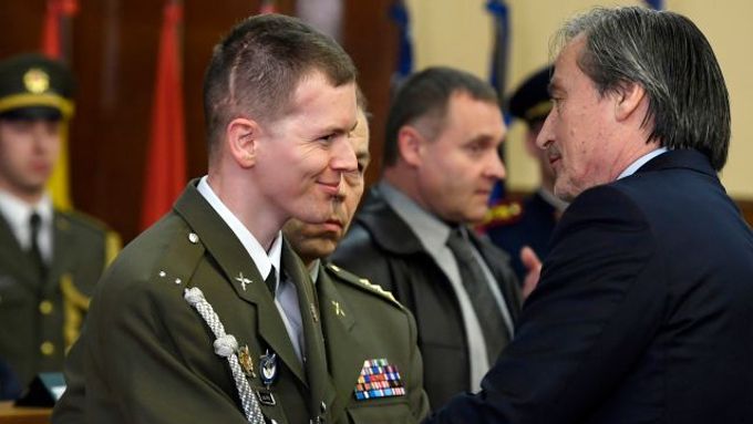 Veterán Lukáš Hirka s ministrem obrany Martinem Stropnickým.