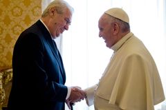 Zeman pošle papeži Františkovi šrapnel: Prodlužte Dukovi mandát, on je vlastenec