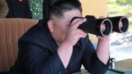 Kim Čong-un "sleduje" vojenské cvičení.