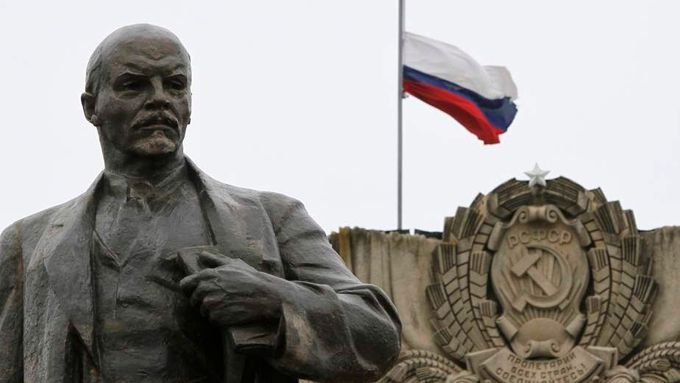 Ochránci lidských práv chtějí odstranit všechny symboly komunismu v Rusku.