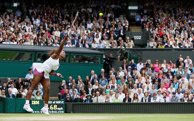 Americká tenistka Serena Williamsová ve finále Wimbledonu 2012 v utkání s Polkou Agnieszkou Radwaňskou.