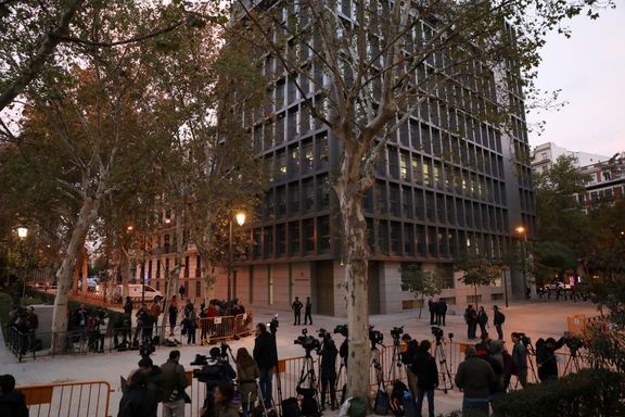 Novináři čekají na příjezd bývalých katalánských vůdců k soudu v Madridu.