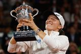 Světová jednička zvedá nad hlavu trofej Suzanne Lenglenové. Šwiateková potvrdila nevídanou dominanci. Vyhrála šestý turnaj za sebou a 35. vítězným zápasem v řadě dorovnala sérii Venus Williamsové z roku 2000.