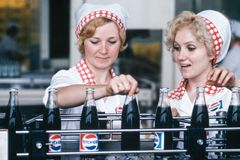 Rival Coca-Coly je tu 120 let. Pepsi uspěla i díky nápadu, na nějž se jiní nezmohli