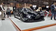 Hodně kontroverzní design nabízí nejnovější počin automobilky Ginetta, který si říká Akula. Pod kapotou má šestilitrový osmiválec se 447 kW, což v porovnání třeba s Koenigseggem není moc. Vůz ale váží jen 1150 kg, proto zvládne až 322 km/h. Příští rok vznikne jen dvacet těchto supersportů.