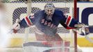 Gólman Rabgers Henrik Lundqvist ve třetím utkání proti Atlantě v play off NHL