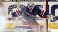 Gólman Rabgers Henrik Lundqvist ve třetím utkání proti Atlantě v play off NHL