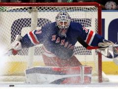 Gólman Rabgers Henrik Lundqvist ve třetím utkání proti Atlantě v play off NHL