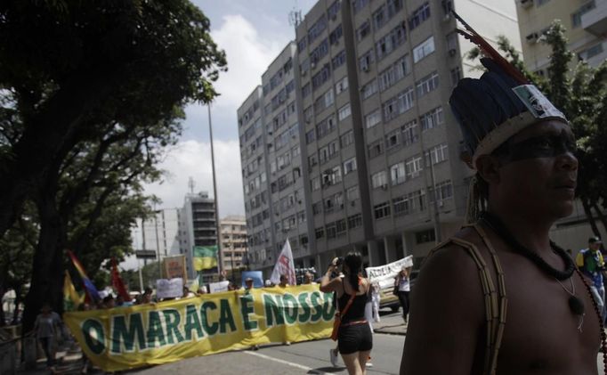 A Brazilian native Indian man leads a march of different social and political groups during a protest against both the privatization of the Maracana Stadium and the demolition of the Brazilian Indian Museum in Rio de Janeiro, March 16, 2013. A native Indian community of around 30 individuals, who have been living in the abandoned Indian Museum since 2006, were summoned to leave the Museum, which is next to the Maracana Stadium, in 72 hours by court officials on Friday, reported local media. REUTERS/Ricardo Moraes (BRAZIL - Tags: CIVIL UNREST SPORT SOCIETY POLITICS) Published: Bře. 16, 2013, 6 odp.