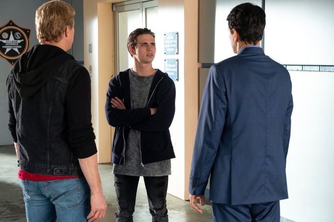 William Zabka jako Johnny Lawrence, Tanner Buchanan v roli Robbyho Keenea a Ralph Macchio coby Daniel LaRusso.