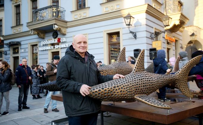 Michal Gabriel s menším žralokem na brněnském Šilingrově náměstí.