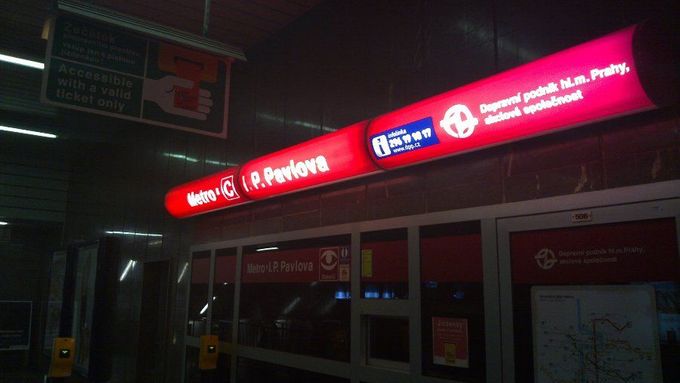 Metro v Praze jezdilo poprvé o hodinu déle