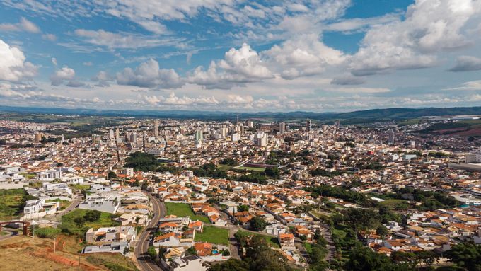 Panorama města Varginha, Minas Gerais, Brazílie, které je známé pěstováním kávy. Datum pořízení fotografie není k dispozici.