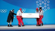 Dobrovolníci chystají medailový ceremoniál, který tradičně probíhá na Medals Plaza.