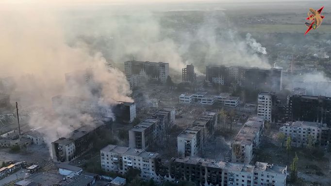 Záběr z dronu na Vovčansk, pořízený 2. června