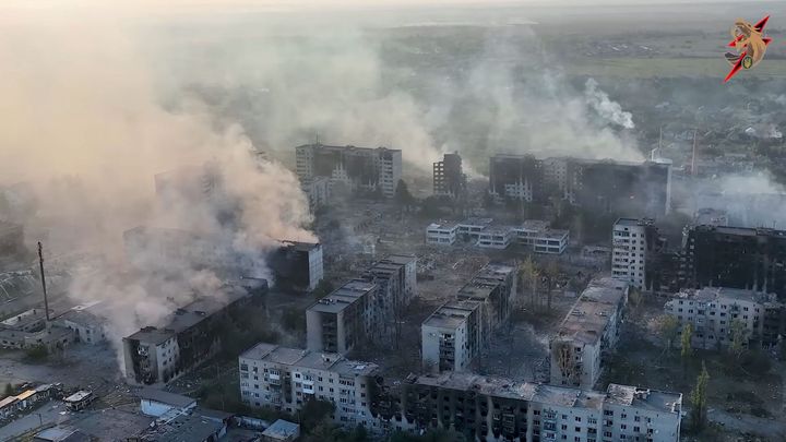 Ukrajinci dům od domu vytlačují okupanty z Vovčansku. Rusko nasadilo třítunové pumy