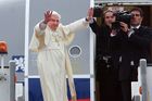 Papež požehnal Česku a po třech dnech odletěl