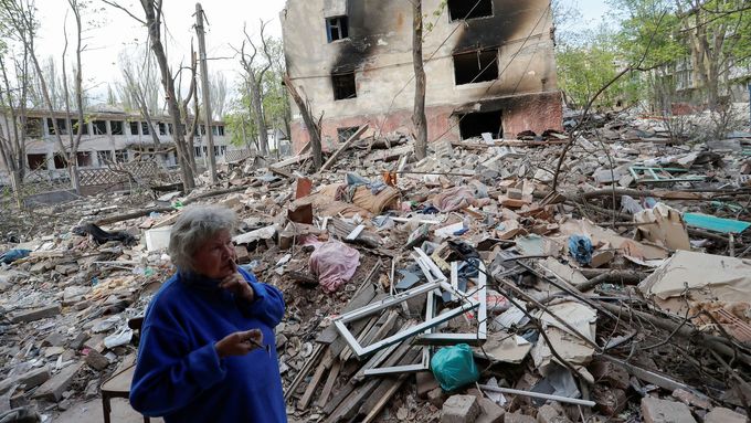 Místní obyvatelka Natalya Kaluginová stojí v troskách domu zničeného během bojů v Mariupolu (snímek z konce dubna letošního roku).