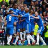 Fotbalisté Chelsea oslavují Didiera Drogbu