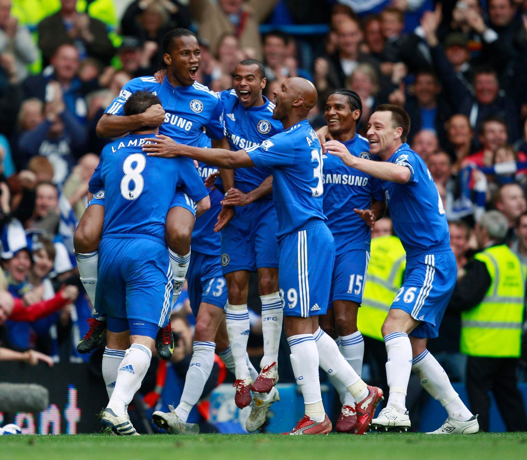 Fotbalisté Chelsea oslavují Didiera Drogbu
