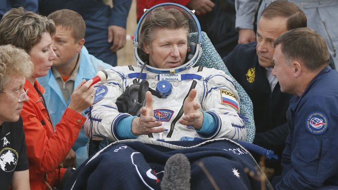 Ruský kosmonaut Gennadij Padalka po přistání, 12. září 2015