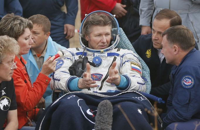 Ruský kosmonaut Gennadij Padalka po přistání, 12. září 2015