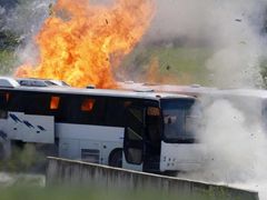 Rekonstrukce loňského teroru na letišti v Burgasu. Bulharští vyšetřovatelé kvůli vyšetřování odpálili autobus.