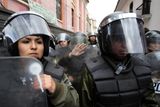 ... když se snažili prolomit policejní kordon na hlavním náměstí v La Pazu, napsala britská BBC.