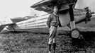 Charles Lindbergh s letadlem Spirit of St. Louis při návštěvě Kolumbie. Nedatovaný snímek.
