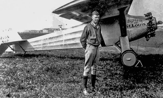 Charles Lindbergh s letadlem Spirit of St. Louis při návštěvě Kolumbie. Nedatovaný snímek.