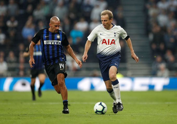 Juan Sebastian Veron (vlevo) stíhá Jürgena Klinsmanna v loňském exhibičním utkání starých gard Interu Milán a Tottenhamu při otevření stadionu Hotspur