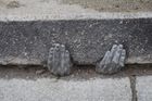 Tajemné ruce pod chodníkem v Plzni vzbuzují zájem. Nikdo neví, co mají symbolizovat